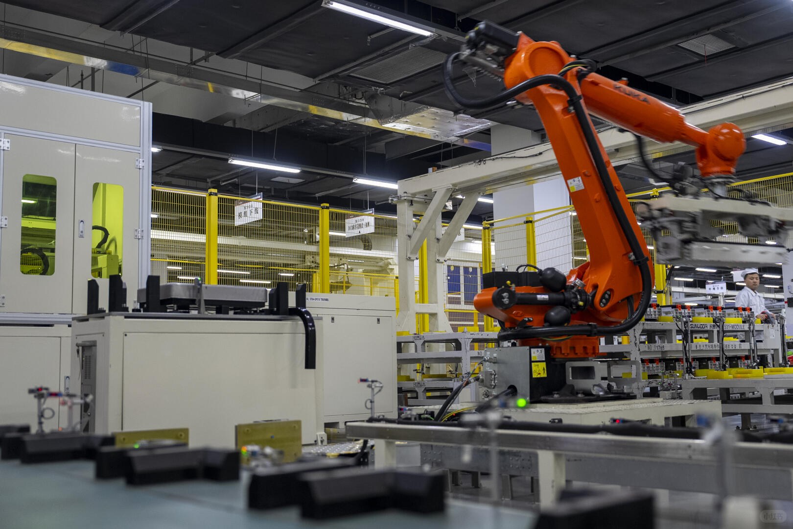 Robotic production cell for backup supplier transfer support